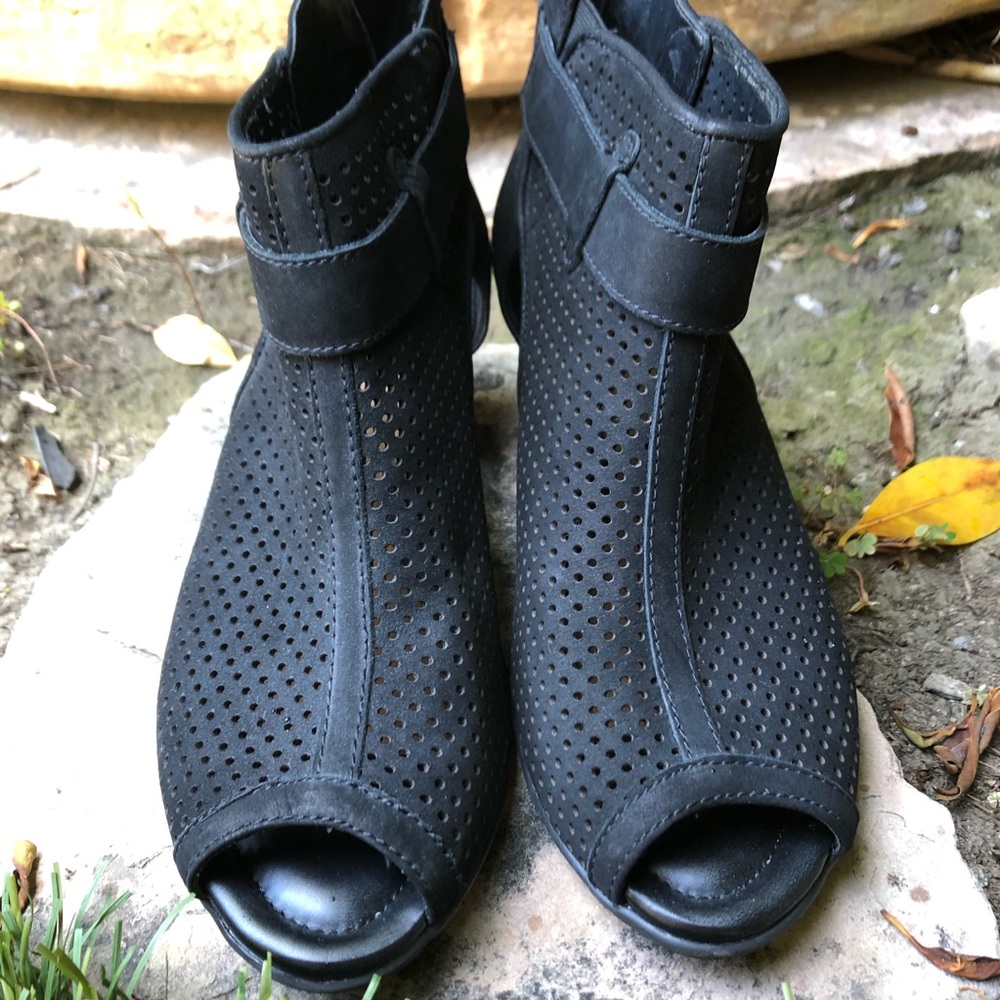New-In-Box Earth Leather Sandals - Picture 4 of 7